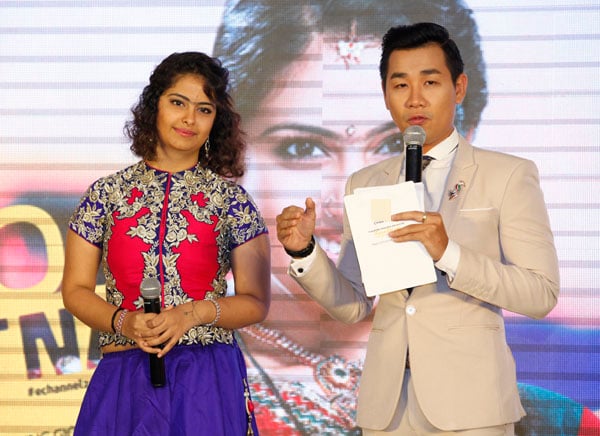 Sự xuất hiện củ Avika Gor tại sân bay với sự chào đón của hàng nghìn người hâm mộ khiến cô bất ngờ và đi tới đâu cô cũng được mọi người nhận ra.